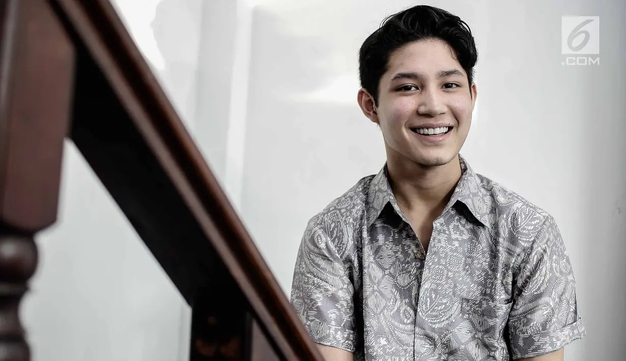 Anak Tamara Bleszinsky, Teuku Rassya saat dijumpai di kawasan Jakarta, Rabu (11/4). Teuku Rassya tengah menempuh pendidikan jurusan Manajemen Bisnis. (Liputan6.com/Faizal Fanani)