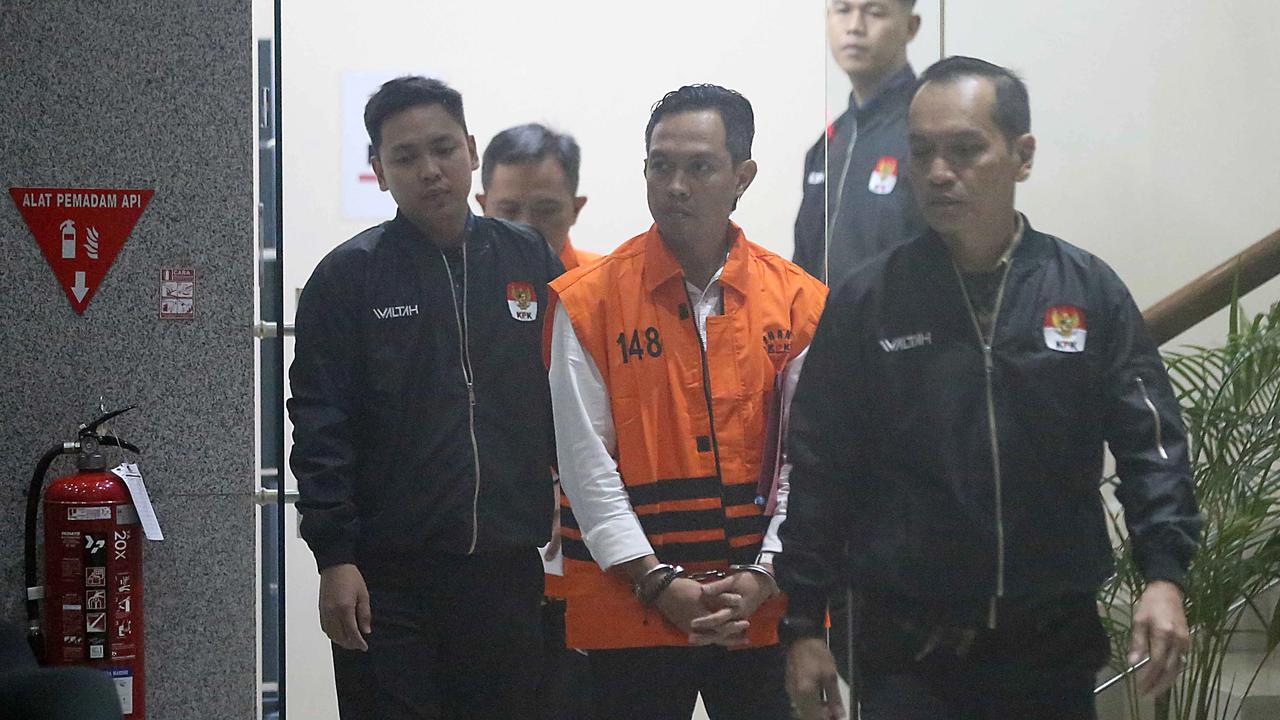 FOTO: Bupati dan Sekda Cilacap Ditahan KPK Usai Operasi Tangkap Tangan