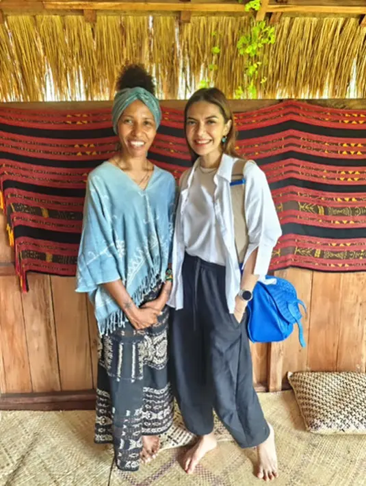 Mengunjungi rumah makan tradisional Najwa Shihab tampil boysih dengan busana hitam putih [@najwashihab]