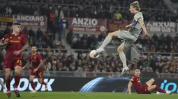 Pemain RB Salzburg, Maurits Kjaergaard menendang bola saat bertanding melawan AS Roma pada laga leg kedua playoff Liga Europa 2022/2023 di Stadion Olimpico, Jumat (24/2/2023). Roma menang atas RB Salzburg dengan skor 2-0. (AP Photo/Alessandra Tarantino)