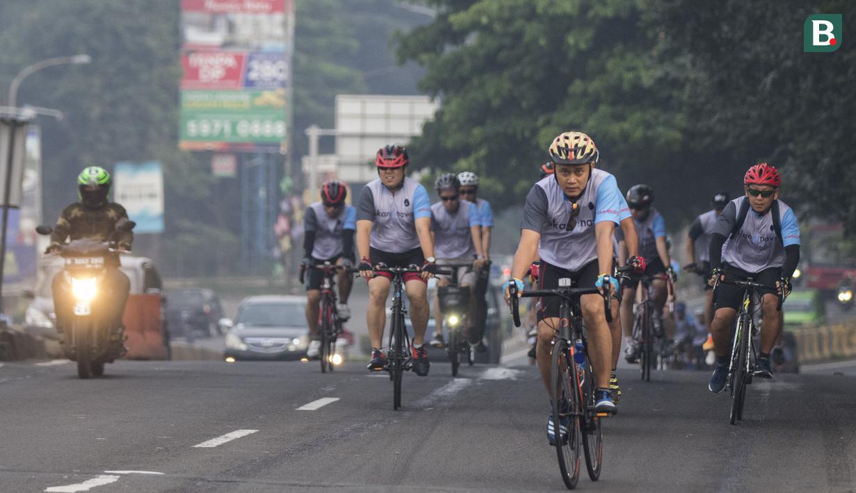 Para pesepeda menggowes saat mengikuti Bike 4round The City di Tangerang, Banten, Minggu (4/3/2018). Kegiatan yang diadakan dalam rangka ulang tahun Hotel Novotel ini menempuh jarak sekitar 50 kilometer. (Bola.com/Vitalis Yogi Trisna)