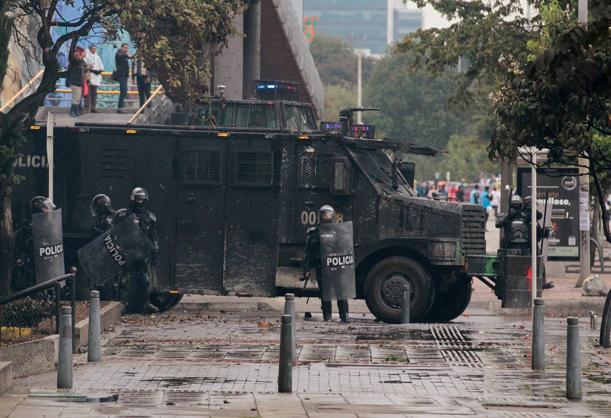 FOTO: Bentrokan di Bogota, Demonstran Serang Polisi dengan Panah di depan Kedubes AS
