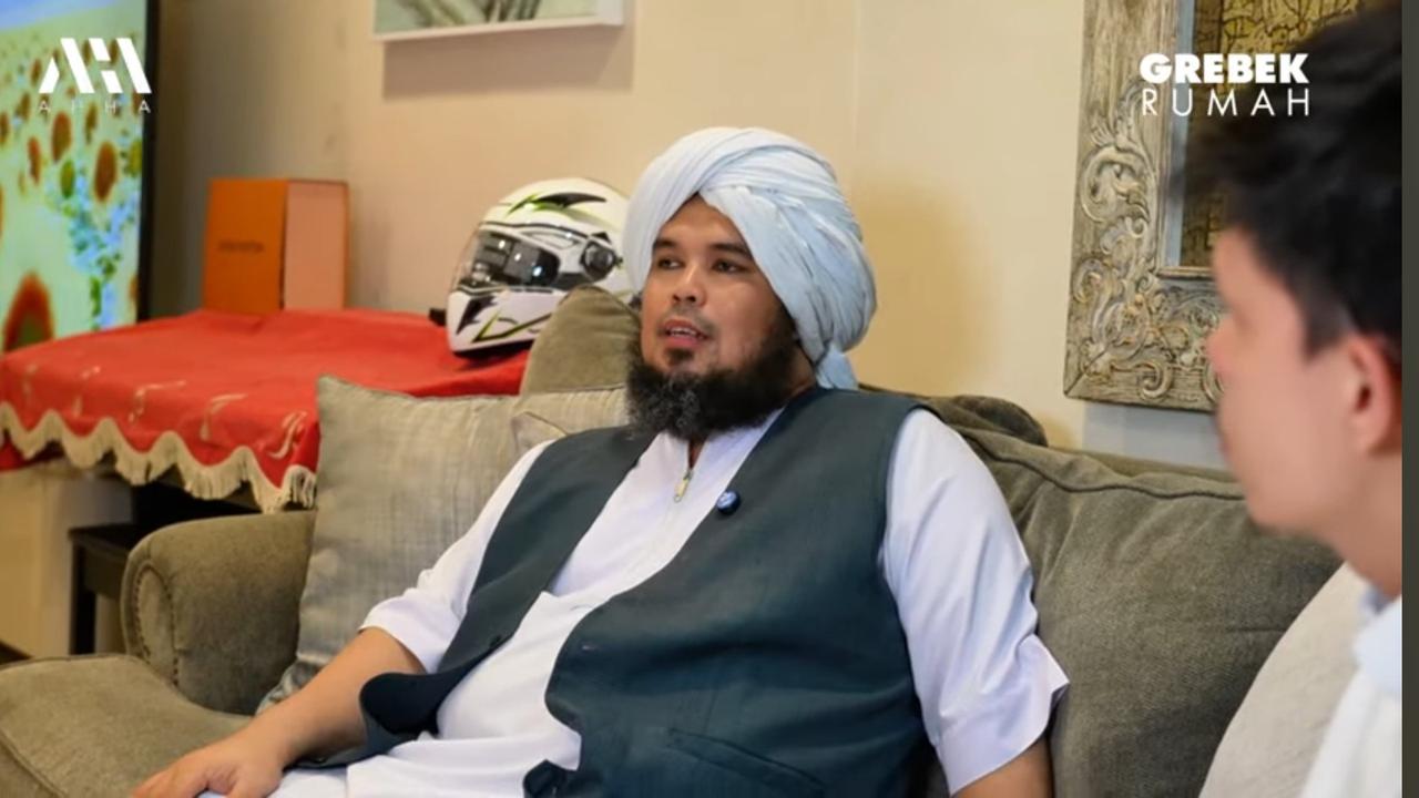 Potret Rumah Mewah Ustaz Derry Sulaiman, Nyaman Bernuansa Monokrom & Miliki Banyak Koleksi Lukisan