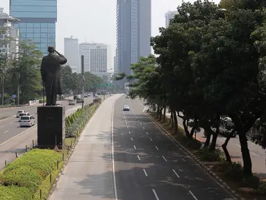 Suasana jalan lengang di Jakarta, Jumat (25/3). Libur panjang dimanfaatkan masyarakat yang biasanya berkativitas di Jakarta untuk menikmati libur hari Paskah keluar kota. (Liputan6.com/Angga Yuniar)