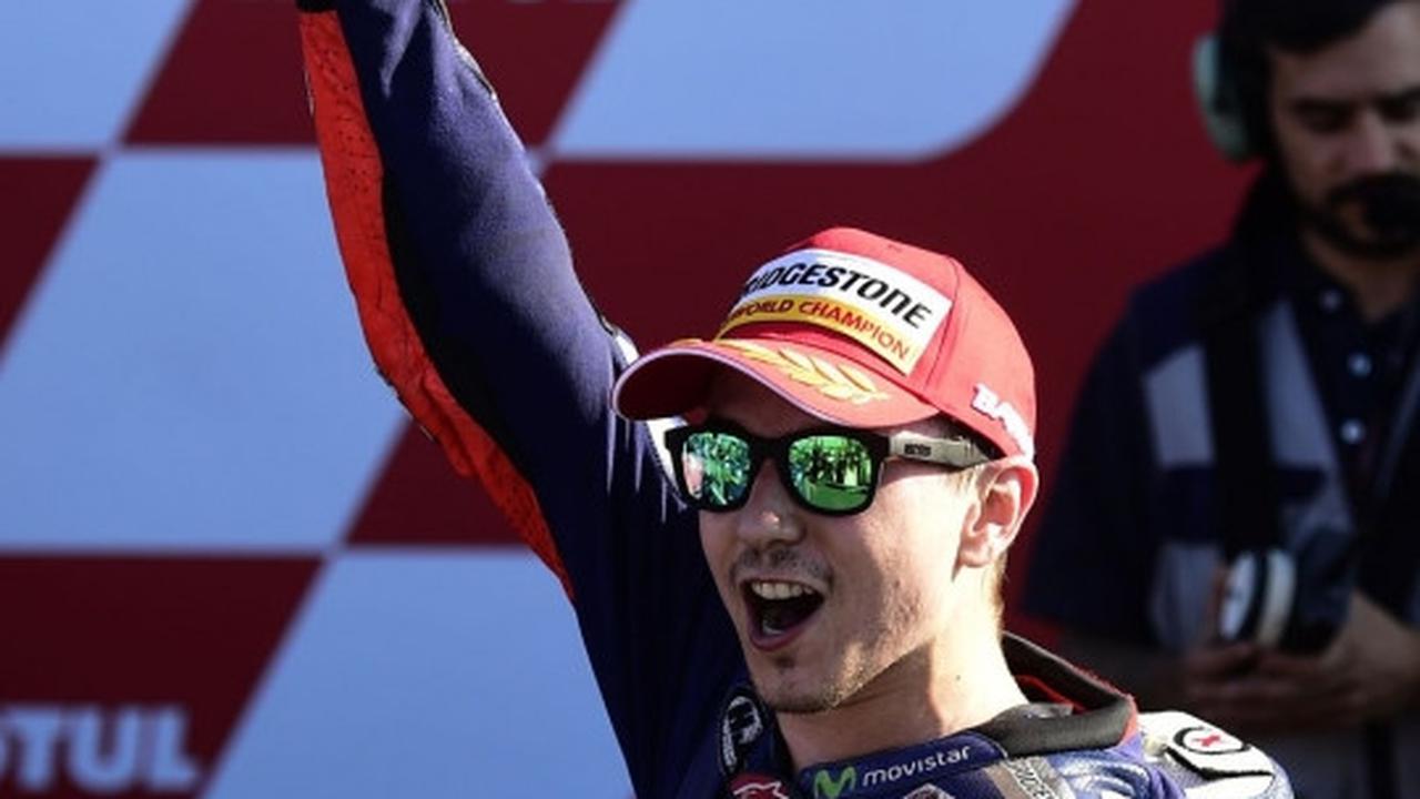 Lorenzo angkat trofi juara dunia MotoGP 2015