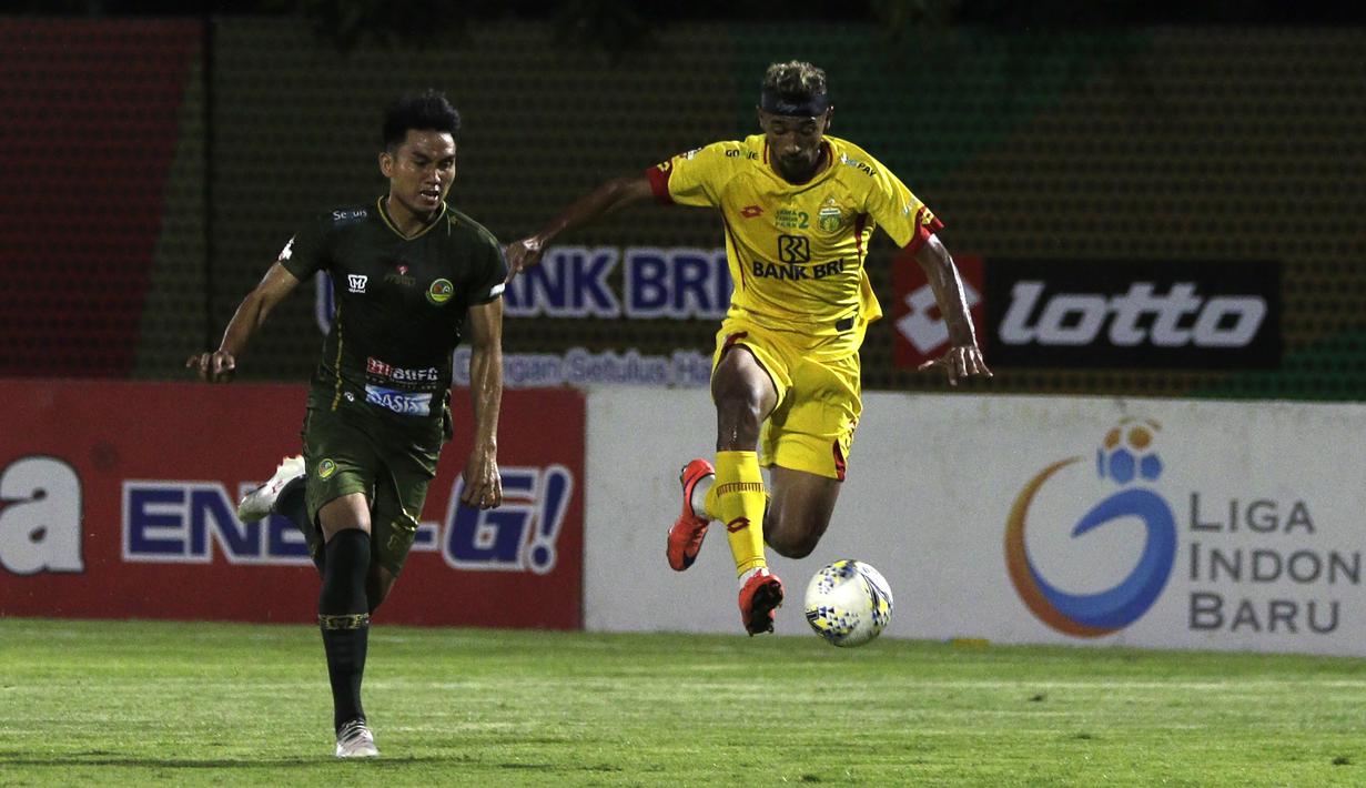 Gelandang Bhayangkara FC, Bruno Matos, berebut bola dengan pemain Tira Persikabo pada laga Shopee Liga 1 di Stadion PTIK, Jakarta, Sabtu (19/10). Bhayangkara menang 2-0 atas Tira Persikabo. (Bola.com/Yoppy Renato)