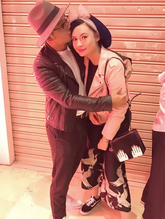 Caludia, istri Derby Romero ini memang selalu tampil nyentrik dengan gaya retronya, seperti yang terlihat dalam foto ini. Caludia yang memakai outer berwarna pink dan hiasan kepala berbentuk pita. (Instagram/miss_adinda_mae)