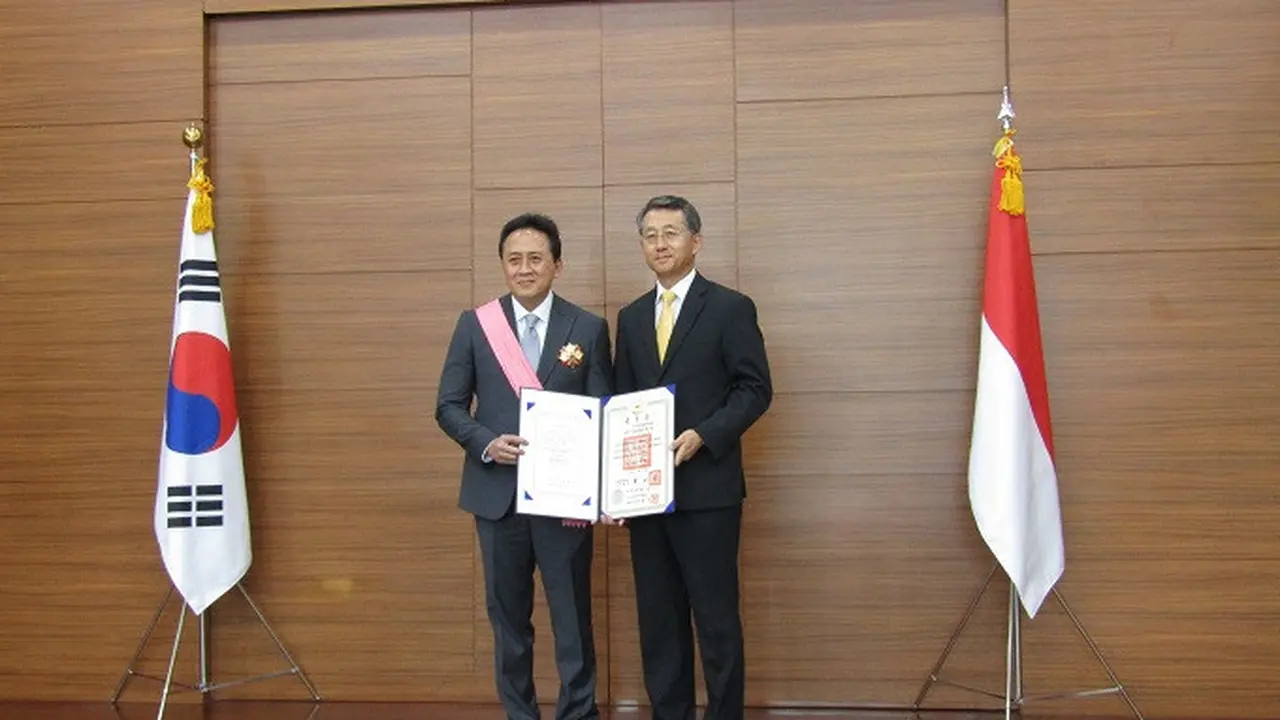 Kepala Badan Ekonomi Kreatif Triawan Munaf menerima penghargaan Gwanghwa Medal dari Duta Besar Republik Korea Cho Tai-young (Liputan6.com/Teddy Tri Setio Berty)