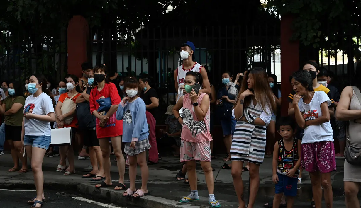 Warga menyelamatkan diri dengan keluar bangunan setelah gempa berkekuatan magnitudo 7,1 terasa di Manila, Filipina, Rabu (27/7/2022). (JAM STA ROSA/AFP)