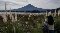 Suhu panas diduga menjadi penyebab puncak gunung dengan ketinggian 3.776 meter tersebut hingga akhir Oktober 2024 belum bersalju. (Yuichi YAMAZAKI/AFP)