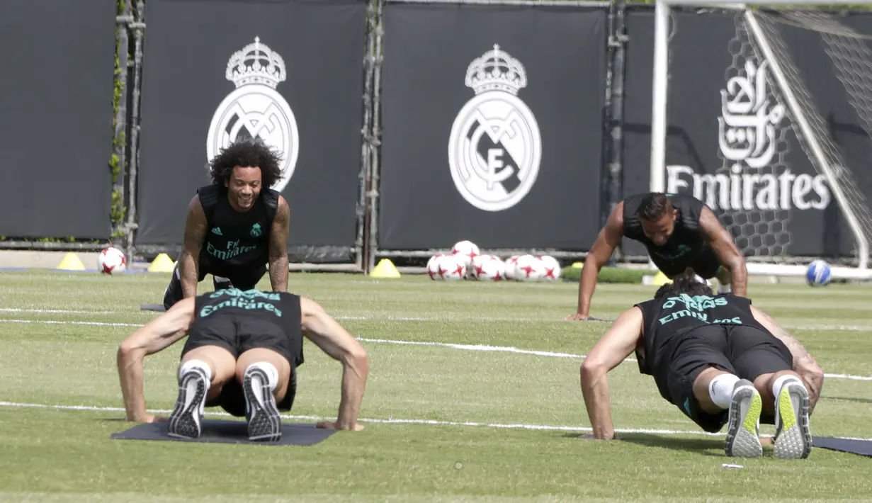 Bek Real Madrid, Marcelo, tertawa saat latihan di Los Angeles, AS, Rabu (12/7/2017). Real Madrid akan menghadapi Manchester United dan Manchester City pada laga turnamen International Championship Cup. (EPA/Mike Nelson)