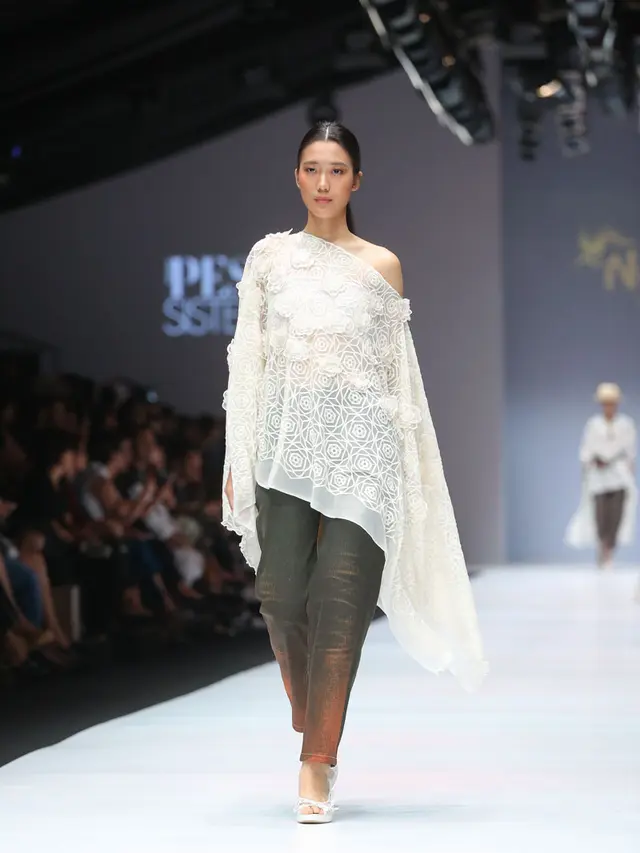 Parade apik tenun dan lurik di panggung JFW 2019