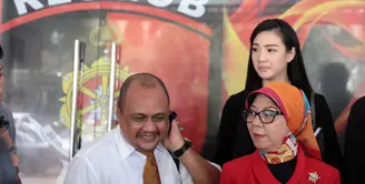 Kasus pencemaran nama baik yang dilakukan mantan pasangan suami istri Mario Teguh dan Ariyani Soenarto masih bergulir. Hari ini, Senin (13/3) Ariyani mendatangi Polda Metro Jaya. (Deki Prayoga/Bintang.com)