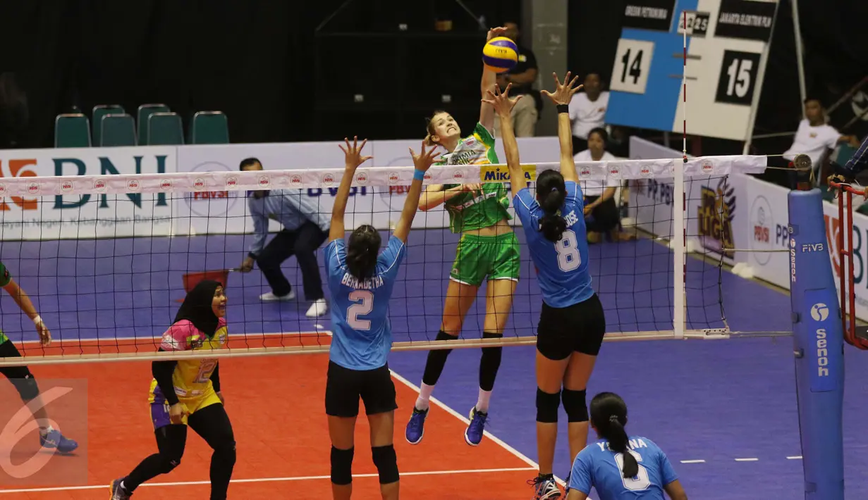 Pemain Jakarta Elektrik PLN berusaha memblok serangan dari pemain Gresik Petrokimia pada pertandingan Final Four Putaran Pertama Proliga 2017 di Gor Sritex Arena, Solo, Jawa Tengah, Sabtu (8/4). (Liputan6.com/Gempur M. Surya)