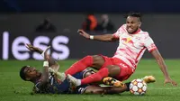 Bek Paris Saint Germain (PSG) Presnel Kimpembe (kiri) dan gelandang RB Leipzig Christopher Nkunku terjatuh saat berebut bola pada matchday keempat fase grup Liga Champions di Sheriff Stadium, Kamis dinihari WIB (4/11/2021). PSG harus puas dengan skor imbang 2-2. (FRANCK FIFE / AFP)