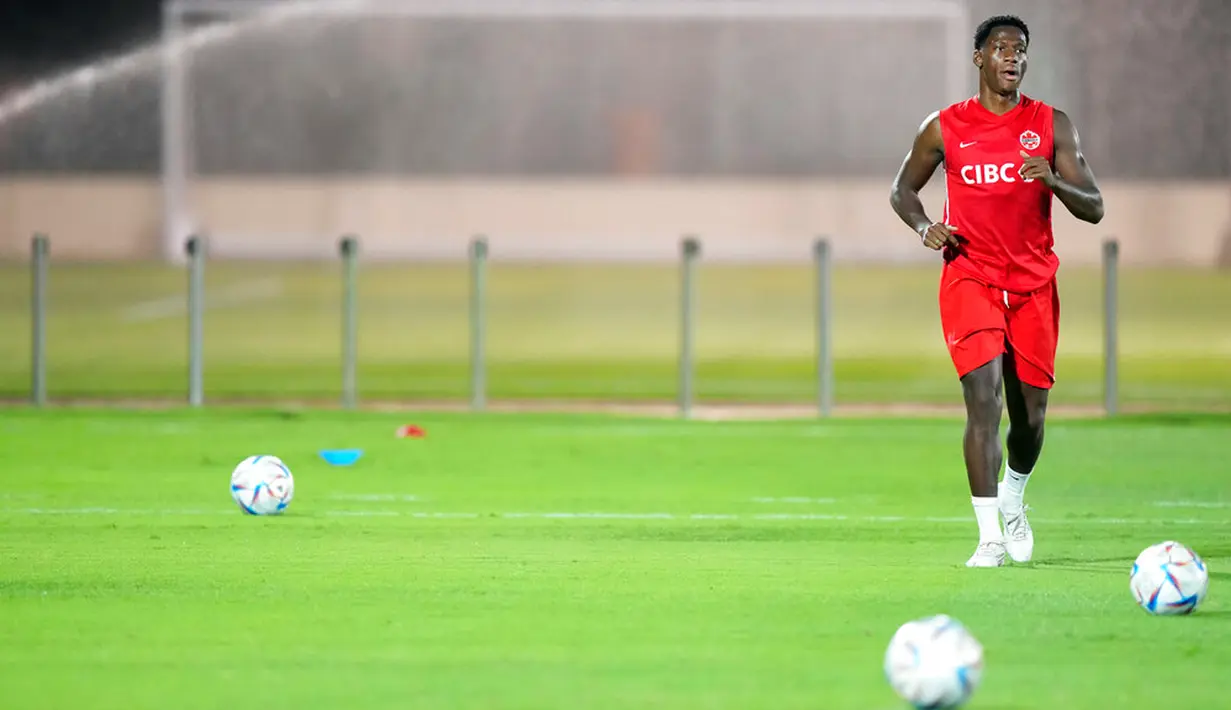 Pemain Kanada Jonathan David melakukan sesi latihan di Doha, Qatar, 28 November 2022. Kanada akan menghadapi Maroko dalam pertandingan Piala Dunia 2022 pada 1 Desember 2022. (Nathan Denette/The Canadian Press via AP)