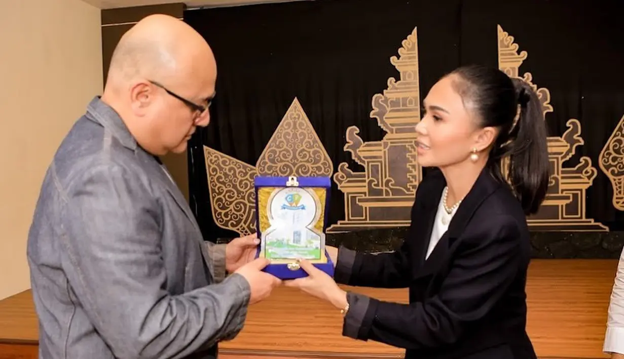 "Terimakasih kepada semua yang sudah berkontribusi terhadap sekolah kami, Dan Terimakasih atas waktu & keringanan langkah menuju sekolah kami di Batu. Mas @irwanmussry @maiaestiantyreal mas @ottosatyawan @alirifki_87 @havila @raishanonon @garjito84 GustiAllah sing mbales,"  tutup Yuni Shara. [Instagram/yunishara36]