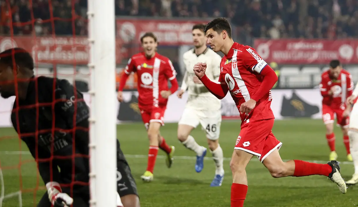 Pemain Monza, Matteo Pessina (kanan) merayakan golnya ke gawang AC Milan pada laga lanjutan Liga Italia 2023/2024 di Brianteo stadium, Monza, Italia, Senin (19/02/2024) WIB. (AP Photo/LaPresse/Alberto Marriani)