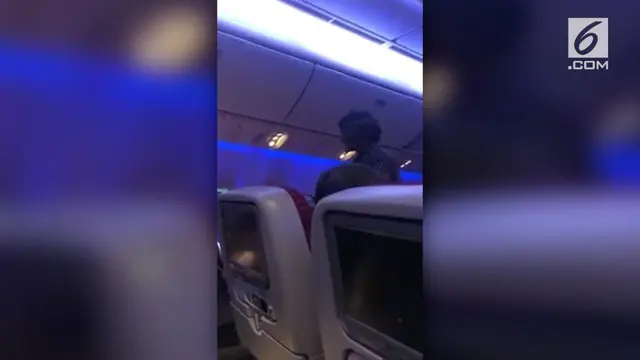 Seorang kakek tertangkap kamera sedang mengemis di pesawat penuh penumpang. Aksinya berbuah reaksi dari para kru pesawat.