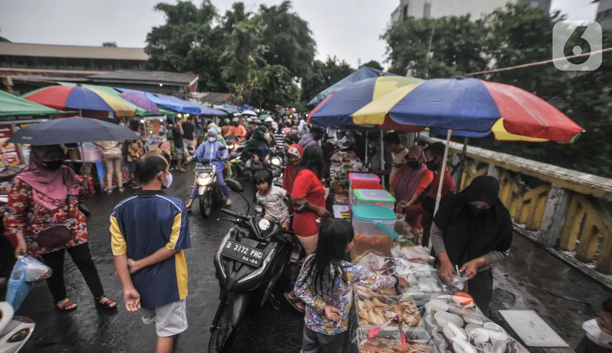 Warga saat berburu hidangan berbuka puasa atau takjil di kawasan Karet Tengsin, Tanah Abang, Jakarta Pusat, Minggu (3/4/2022). Berburu takjil merupakan tradisi umat muslim untuk disantap saat berbuka puasa. (merdeka.com/Iqbal S. Nugroho)