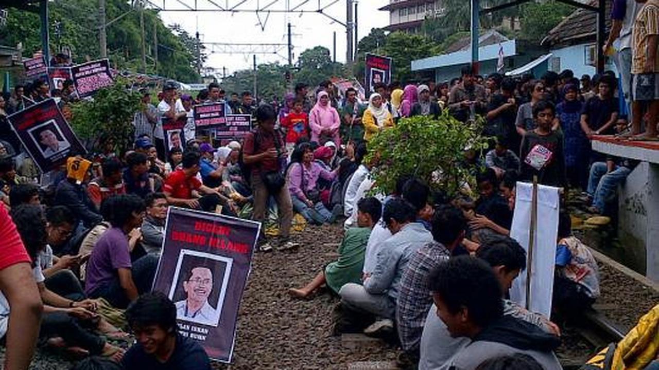 Ratusan pedagang dan mahasiswa blokir jalur KRL di Depok