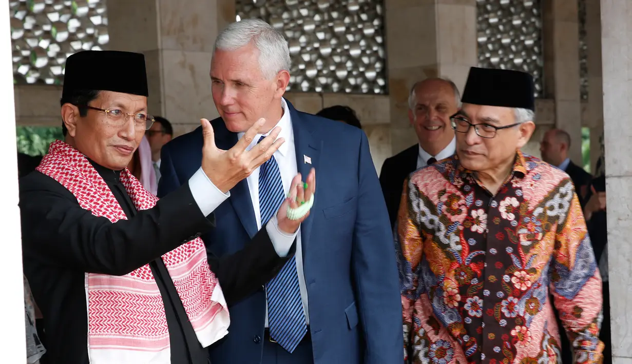 Mike Pence berbincang dengan Imam Besar Nasaruddin Umar di Masjid Istiqlal, Jakarta (20/4). Pence memuji kultur Islam moderat di Indonesia sebagai "inspirasi" pada awal kunjungannya di negara berpenduduk mayoritas Muslim. (AFP Photo / Pool / Adi Weda)
