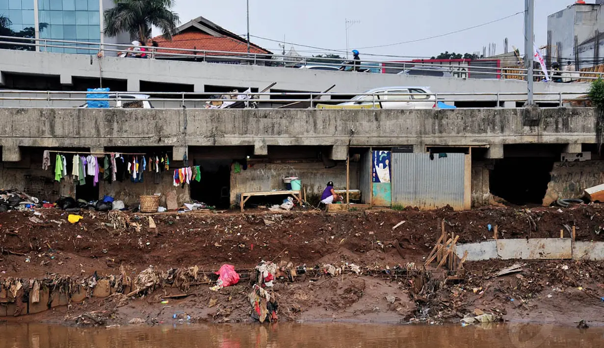 Aktivitas warga miskin yang tinggal di kolong jembatan di Jalan KH Abdullah Syafei, Jakarta, Senin (16/6/14). (Liputan6.com/Faizal Fanani)