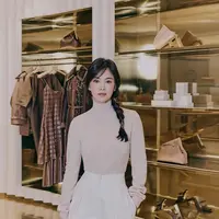 Song Hye Kyo adalah artis Korea pertama yang ditunjuk sebagai brand ambassador Fendi. Ditunjukkan Song Hye Kyo sebagai brad ambassador karena ia disebut sebagai ikon kecantikan generasi saat ini. (Foto: Instagram/kyo1122)