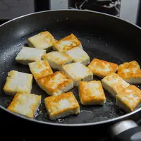 ilustrasi menggoreng tahu/copyright by tinka's (Shutterstock)