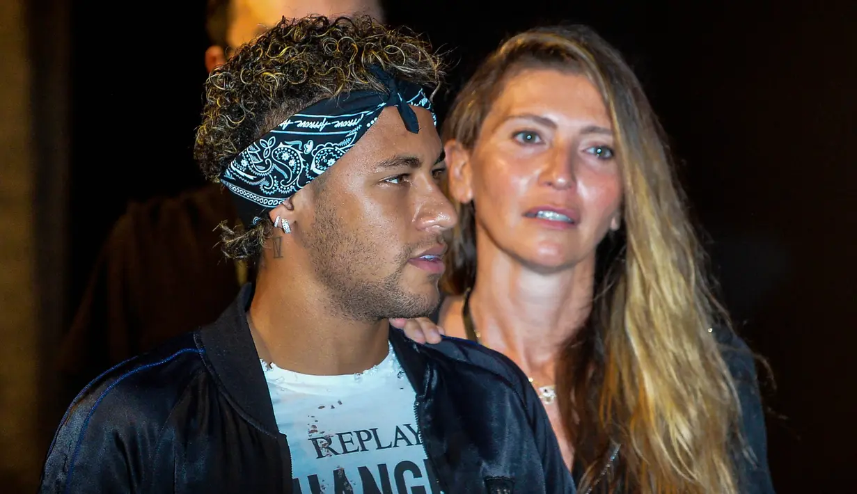 Striker Barcelona, Neymar Jr, menghadiri acara fashion di Shanghai, China, Senin (31/7/2017). Masa depan pemain asal Brasil tersebut masih teka teki setelah PSG tertarik memboyongnya dari Barcelona. (AFP/Chandan Khanna)