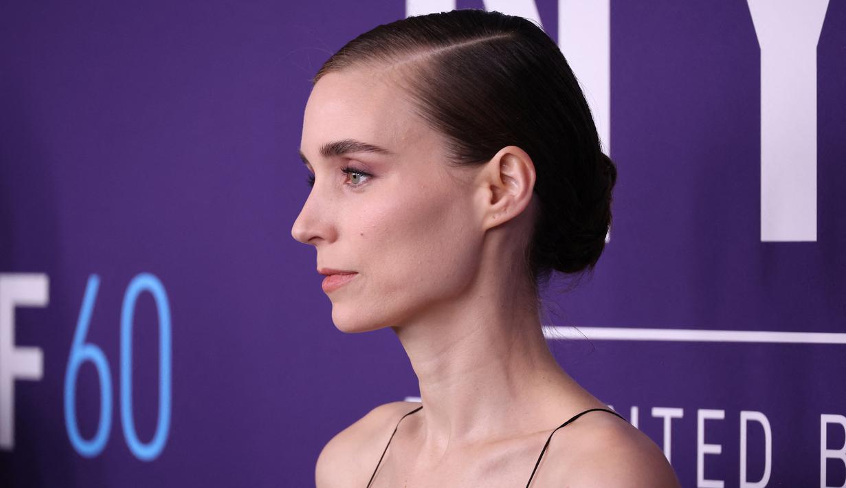 Rooney Mara berpose saat menghadiri pemutaran perdana "Women Talking" selama Festival Film New York ke-60 di Alice Tully Hall di New York pada Senin, 10 Oktober 2022. Aktris 37 tahun ini mengikat rambutnya ke belakang dengan sanggul ketat di atas kepalanya. (Cindy Ord/Getty Images untuk FLC/AFP)