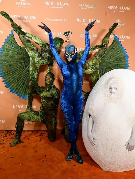 Nggak hanya itu, Heidi juga tampil kompak dengan sang suami, Tom Kaulitz yang mengenakan kostum telur.  [Foto: IG/!heidiklum]
