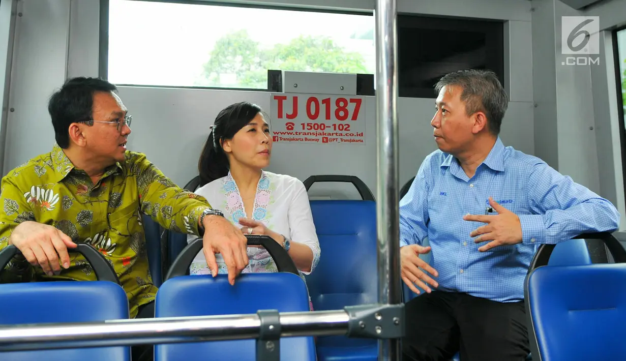 Basuki Tjahaja Purnama atau Ahok dan Veronica Tan meluncurkan bus TransJakarta khusus wanita di Balai Kota Jakarta, 21 April 2016. Tiga tahun pacaran, Ahok akhirnya mengikat janji suci dengan Veronica pada 6 September 1997. (Liputan6.com/Yoppy Renato)