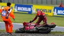 Pembalap Ducati Lenovo, Francesco Bagnaia terjatuh di tikungan karena lintasan yang licin usai diguyur hujan. (AP Photo/Natacha Pisarenko)