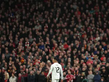 Pemain Real Madrid, Trent Alexander-Arnold saat bermain dengan latar para pendukung Liverpool dalam laga Liga Champions 2025/2026 di Anfield, Liverpool, Inggris, Selasa (04/11/2025) waktu setempat. Seperti diketahui, Trent merupakan mantan pemain Liverpool sebelum pindah pada bursa transfer musim panas lalu. (AP Photo/Jon Super)