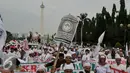 Sejumlah ormas Islam melakukan unjuk rasa di depan Istana Merdeka, Jakarta, Jumat (3/6). Mereka menuntut Presiden Jokowi untuk menolak keberadaan PKI dan Liberalisme. (Liputan6.com/Johan Tallo)
