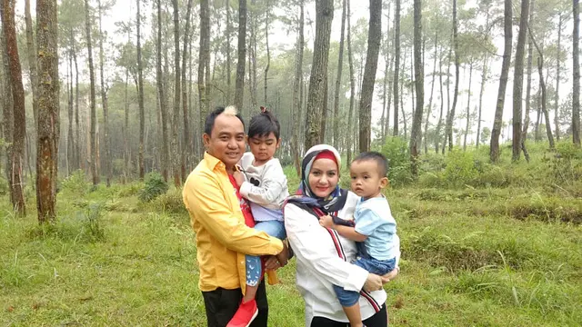 Jarang Terekspos, Ini 6 Momen Kebersamaan Azis Gagap dan Istri Kedua