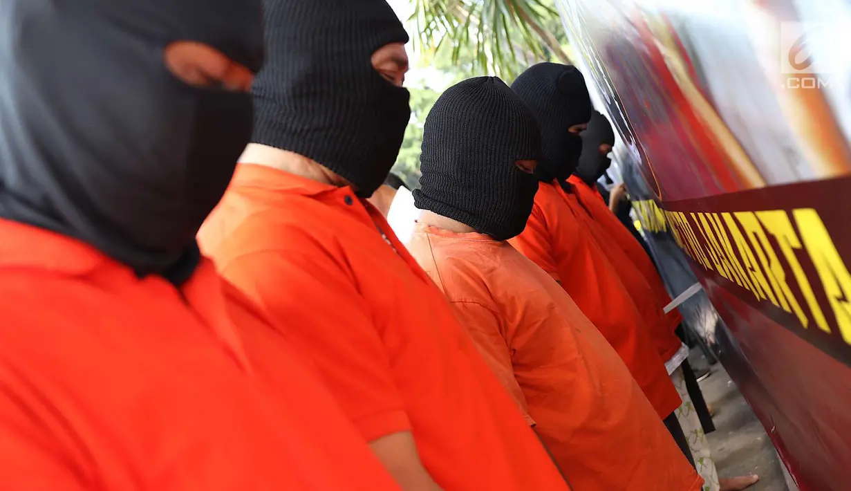 Sejumlah tersangka diperlihatkan di Polres Metro Jakarta Selatan, Senin (30/4). Barang bukti 30 unit mobil, air soft gun, bor listrik, dan berbagai kunci letter T berhasil diamankan. (Liputan6.com/Immanuel Antonius)