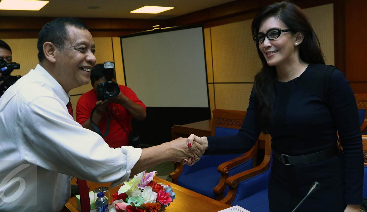 Ketua Pansus Pelindo II, Rieke Dyah Pitaloka dan Dirjen Pajak, Sigit Priadi Pramudito saat rapat di DPR RI, Jakarta, Senin (16/11/2015). Pansus Pelindo II kembali memanggil pihak yang berkaitan dengan pengadaan mobile crane. (Liputan6.com/Johan Tallo)