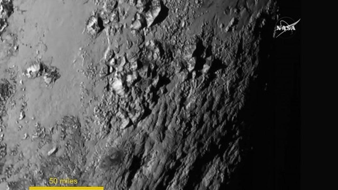 Melihat lebih dekat pegunungan es di Planet Pluto