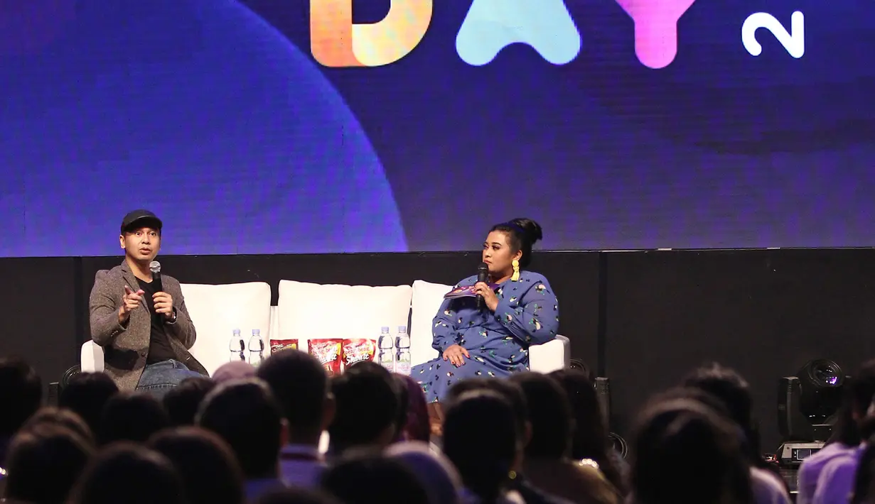 Konten Kreator Raditya Dika menjadi pembicara selama acara XYZ DAY 2018 di The Hall Senayan City, Jakarta, Rabu (25/4). Diskusi ini membahas topik "Comedy is a Funny Business". (Liputan6.com/Herman Zakharia)