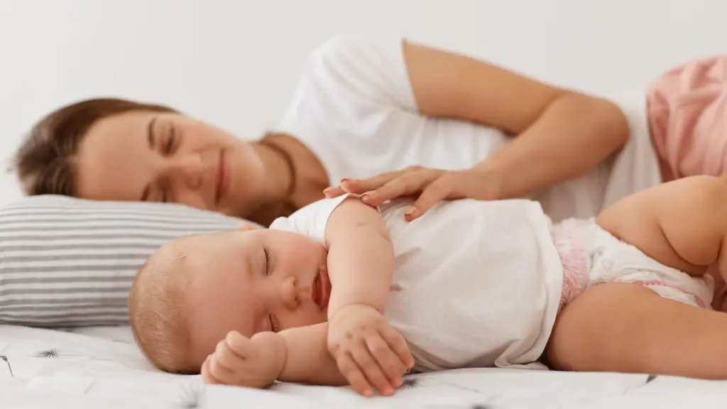 Sleep training adalah cara melatih bayi agar bisa tidur sendiri dan kembali terlelap ketika terbangun di tengah malam.[Dok/freepik.com/user18526052]