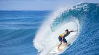 Peselancar asal Brasil Jesse Mendes  beraksi menaklukan ombak saat bertanding pada hari pertama Tahiti Pro 2019 di Teahupoo, Tahiti (24/8/2019). Tahiti Pro 2019 berlangsung dari 24 Agustus hingga 1 September. (AFP Photo/Brian Bielman)