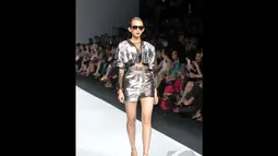 Selain menggunakan warna hitam dan emas, Ivan Gunawan juga menggunakan warna silver metalik di koleksinya ini. Foto diambil pada Rabu (5/11/2014) (Liputan6.com/Panji Diksana)