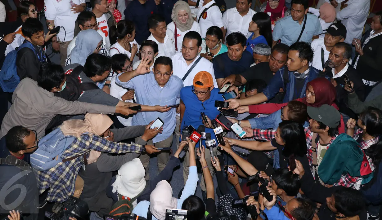 Cagub DKI Jakarta, Anies Baswedan mengangkat tangan jelang menjawab pertanyaan wartawan usai melakukan tatap muka dan tanya jawab dengan pemuda di GOR Jakarta Timur, Rabu (4/1). (Liputan6.com/Helmi Fithriansyah)