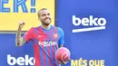 Bek baru Barcelona Brasil Dani Alves tersenyum selama upacara presentasi di stadion Camp Nou di Barcelona (17/11/2021). Dani Alves resmi diperkenalkan sebagai rekrutan anyar Barcelona di Stadion Camp Nou, Rabu (17/11) malam WIB. (AFP/Pau Barrena)