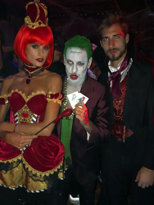 Penyerang PSG, Neymar (tengah) berpose dengan Kiper PSG, Kevin Trapp dan seorang wanita saat merayakan hari Halloween. Neymar tampil total dengan mengecat rambutnya menjadi hijau dan melengkapi dandanannya dengan kartu. (Instagram/@neymarjr)