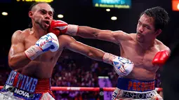 Petinju Manny Pacquiao (kanan) melancarkan pukulan ke arah Keith Thurman dalam pertarungan gelar tinju Super World kelas Welter WBA di MGM Garden Arena, Las Vegas, Sabtu (20/7/2019). Manny Pacquiao merebut sabuk juara WBA Super kelas welter dengan skor 115-112, 115-112, dan 113-114. (AP/John Locher)