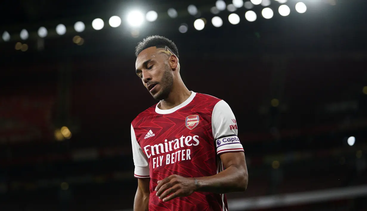Arsenal baru saja mencopot jabatan kapten dari Pierre-Emerick Aubameyang pada Rabu (15/12/2021). Keputusan ini dibuat setelah pemain Gabon tersebut beberapa kali melakukan tindakan indisipliner. Setelah insiden ini, masa depannya di Emirates pun menjadi tidak jelas. (AFP/Pool/Will Oliver)