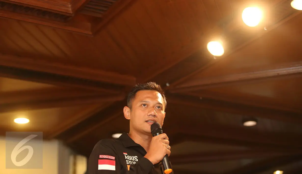 Cagub DKI Jakarta Agus H Yudhoyono menyampaikan kata sambutan saat kampanye di hadapan pensiunan PNS Dinas Pendidikan Dasar DKI Jakarta, Selasa (29/11). Mereka menyatakan siap mendukung dalam Pilgub DKI Jakarta 2017. (Liputan6.com/Immanuel Antonius)